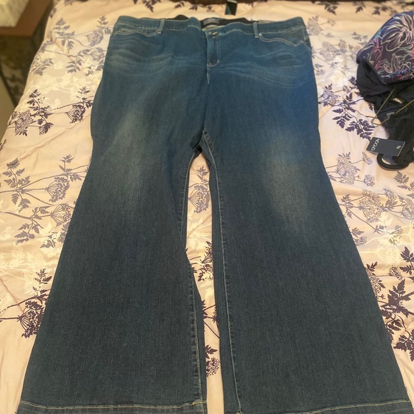 torrid Plus-Size Bombshell Flare Jeans, Size 30T / 5X - Picture 1 of 2